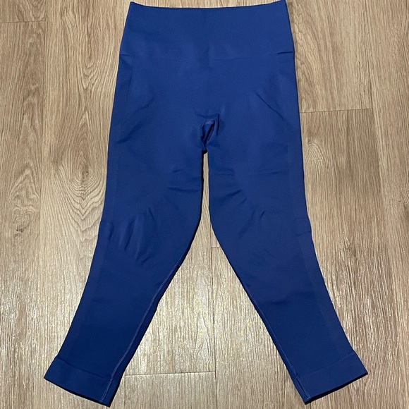 Lululemon Zone In Crop EUC Size 8 - Picture 7 of 10